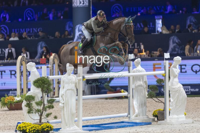 Coata Simone (ITA) riding Metoon PS_Verona_20241109_SS358522.jpg